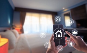 App per il controllo remoto della casa su smartphone.Interno della camera da letto sullo sfondo.